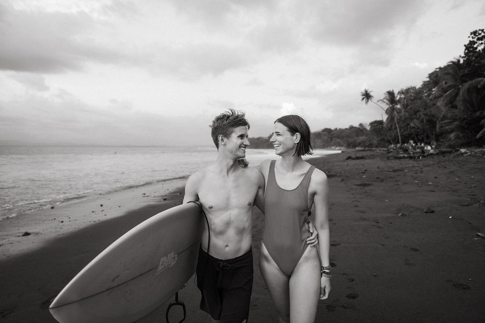 In Pavones, near the Panama border, I met Jona and Marie while staying in the same hostel. Known for its lengthy left-hand wave, Pavones provided the backdrop for our session during sunset, extending into the blue hour. No frills, just capturing the essence of surf culture as daylight faded. Join us on an authentic Costa Rican surf adventure.